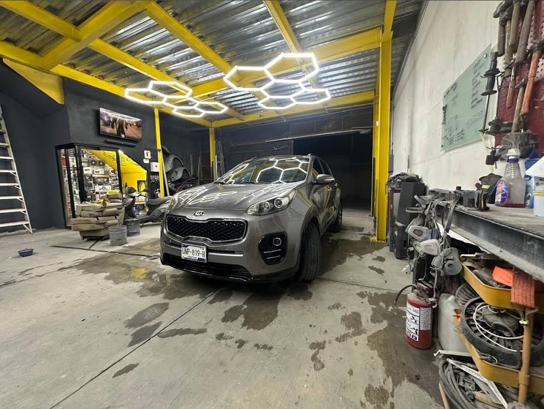 AUTOBOUTIQUE CINESSIS - interior