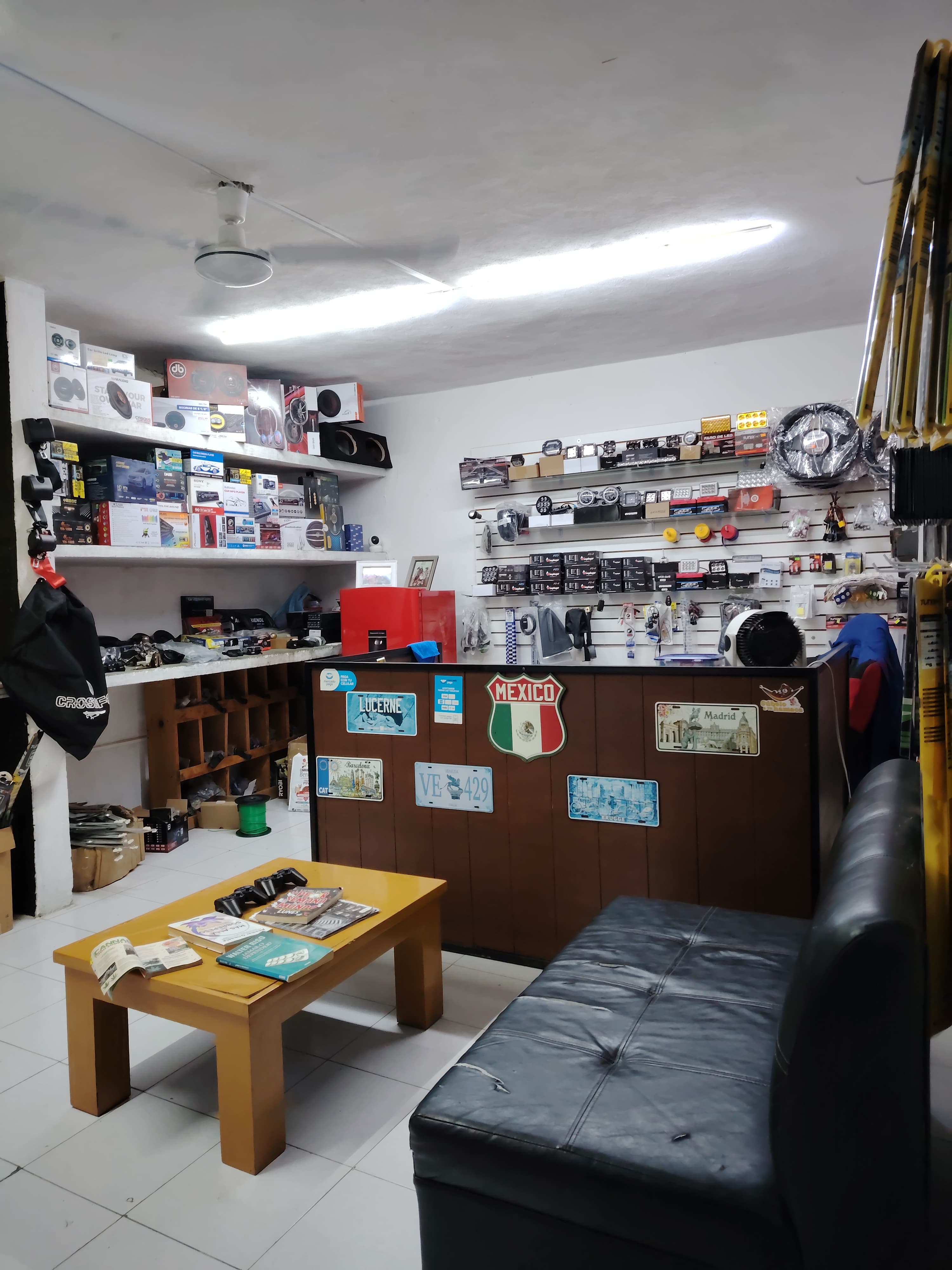 CERVERA POLARIZADOS Y AUTOPARTES - interior